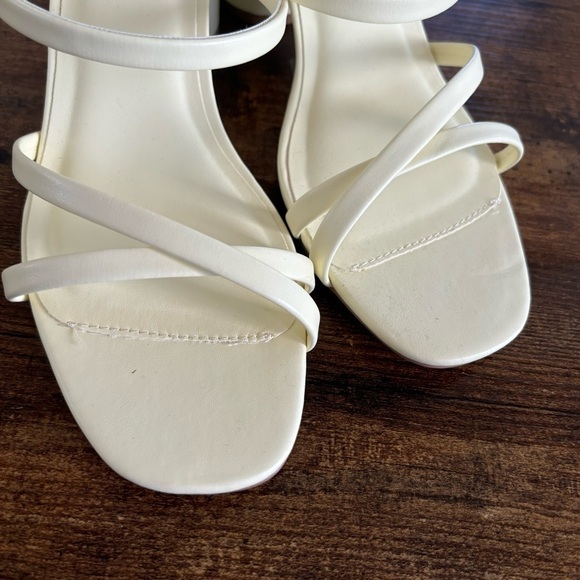 QUPID Brand Women's White Strappy Slip on Sandals Size 10 - Picture 3 of 10